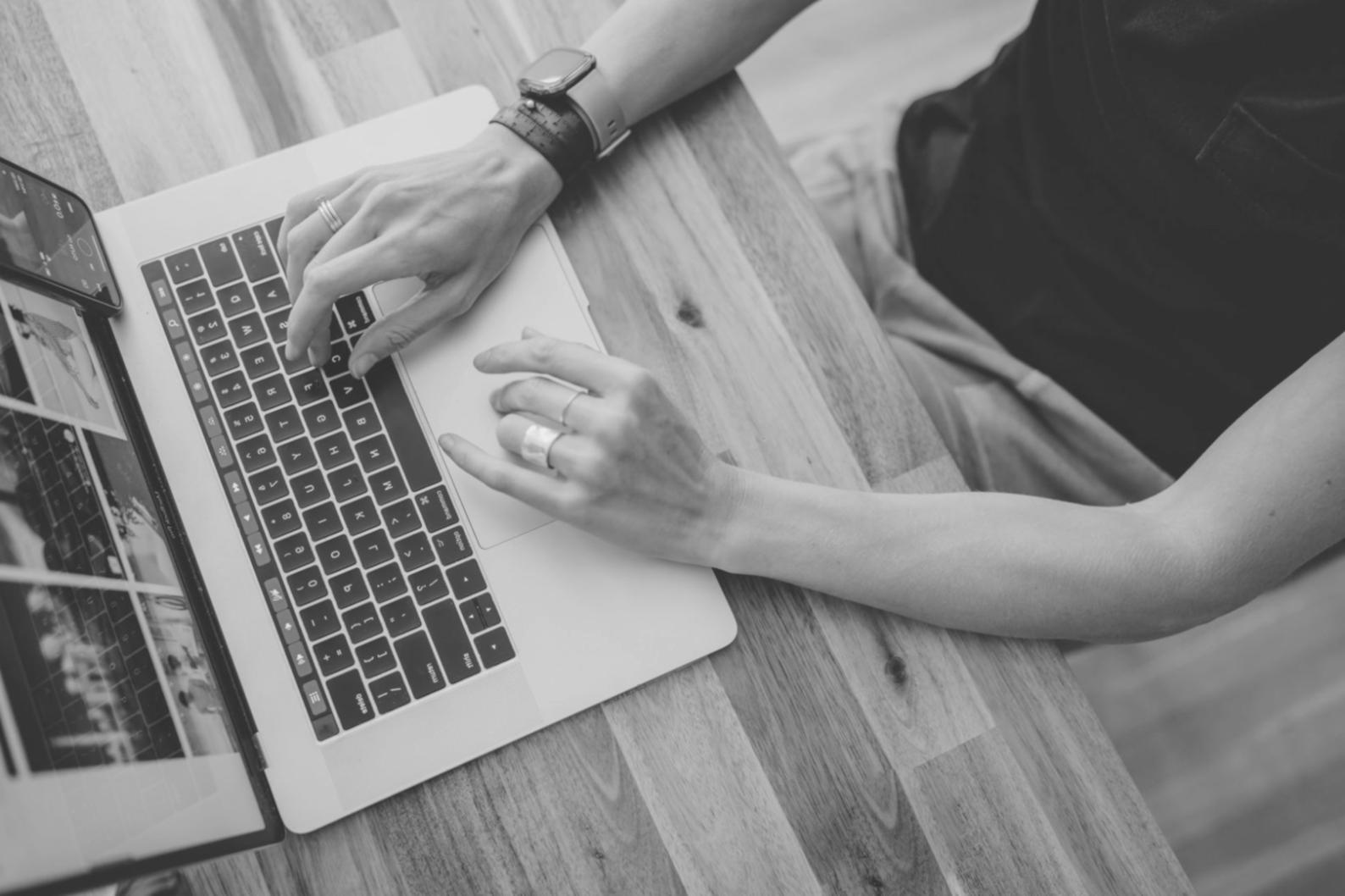 Studierende arbeiten an Finanzanalysen mit modernen Tools